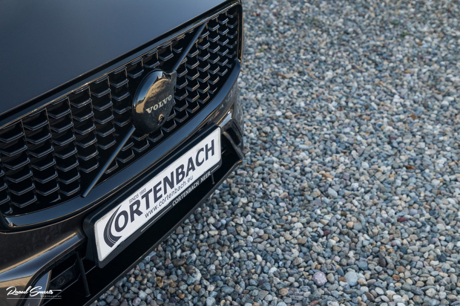 Volvo XC60 2.0 T8 Plug-in hybrid AWD R-Design | Luchtvering | Zwenkbare trekhaak | Panoramadak | Memory | Harman Kardon |