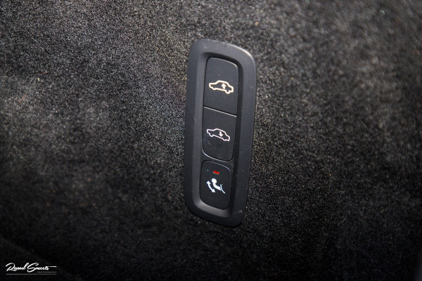 Volvo XC60 2.0 T8 Plug-in hybrid AWD R-Design | Luchtvering | Zwenkbare trekhaak | Panoramadak | Memory | Harman Kardon |