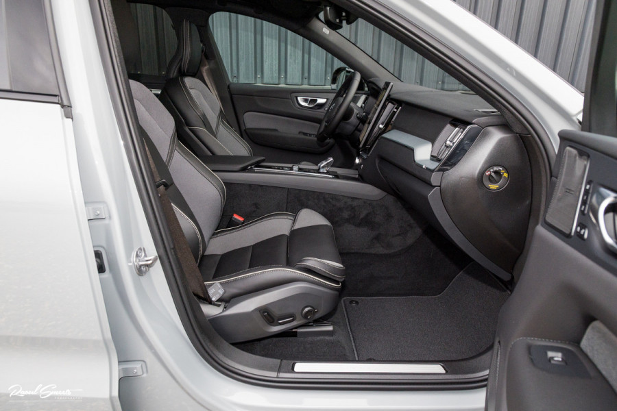 Volvo XC60 2.0 T8 Plug-in hybrid AWD Plus Black Edition Facelift | Zwenkbare trekhaak | Panorama dak | Adaptieve cruise | Harman Kardon | Blis | Memory |