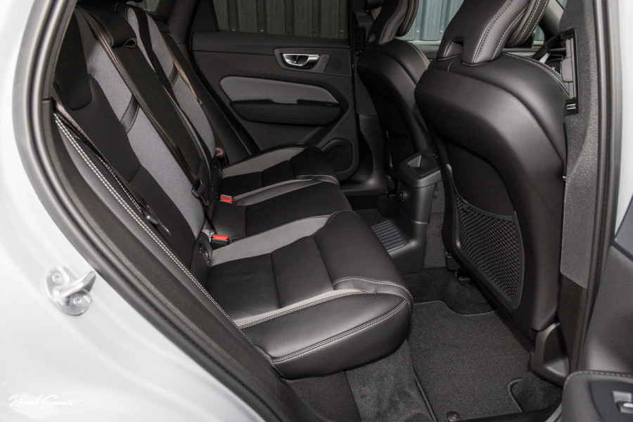 Volvo XC60 2.0 T8 Plug-in hybrid AWD Plus Black Edition Facelift | Zwenkbare trekhaak | Panorama dak | Adaptieve cruise | Harman Kardon | Blis | Memory |