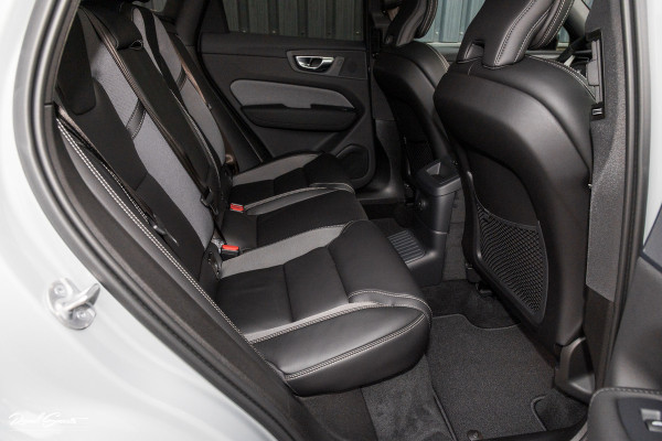 Volvo XC60 2.0 T8 Plug-in hybrid AWD Plus Black Edition Facelift | Zwenkbare trekhaak | Panorama dak | Adaptieve cruise | Harman Kardon | Blis | Memory |