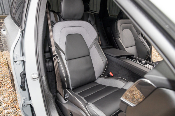 Volvo XC60 2.0 T8 Plug-in hybrid AWD Plus Black Edition Facelift | Zwenkbare trekhaak | Panorama dak | Adaptieve cruise | Harman Kardon | Blis | Memory |