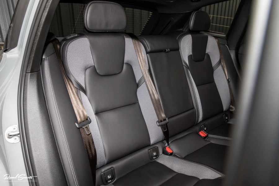 Volvo XC60 2.0 T8 Plug-in hybrid AWD Plus Black Edition Facelift | Zwenkbare trekhaak | Panorama dak | Adaptieve cruise | Harman Kardon | Blis | Memory |