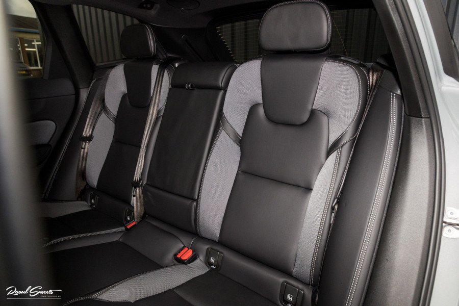 Volvo XC60 2.0 T8 Plug-in hybrid AWD Plus Black Edition Facelift | Zwenkbare trekhaak | Panorama dak | Adaptieve cruise | Harman Kardon | Blis | Memory |