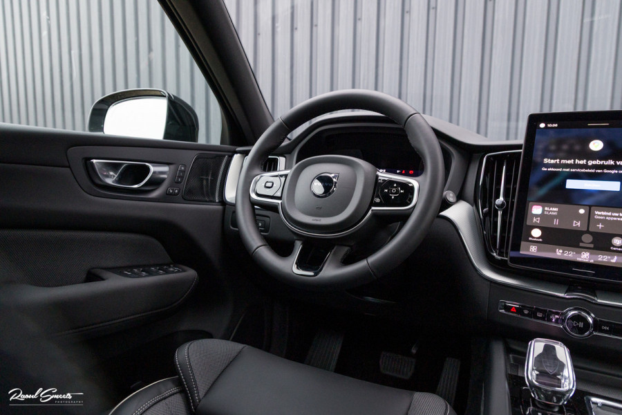 Volvo XC60 2.0 T8 Plug-in hybrid AWD Plus Black Edition Facelift | Zwenkbare trekhaak | Panorama dak | Adaptieve cruise | Harman Kardon | Blis | Memory |