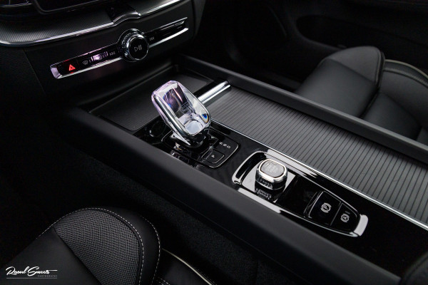 Volvo XC60 2.0 T8 Plug-in hybrid AWD Plus Black Edition Facelift | Zwenkbare trekhaak | Panorama dak | Adaptieve cruise | Harman Kardon | Blis | Memory |