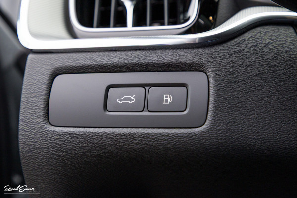 Volvo XC60 2.0 T8 Plug-in hybrid AWD Plus Black Edition Facelift | Zwenkbare trekhaak | Panorama dak | Adaptieve cruise | Harman Kardon | Blis | Memory |