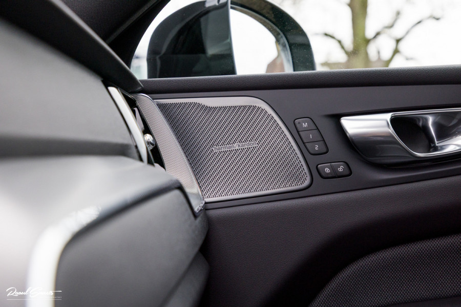 Volvo XC60 2.0 T8 Plug-in hybrid AWD Plus Black Edition Facelift | Zwenkbare trekhaak | Panorama dak | Adaptieve cruise | Harman Kardon | Blis | Memory |