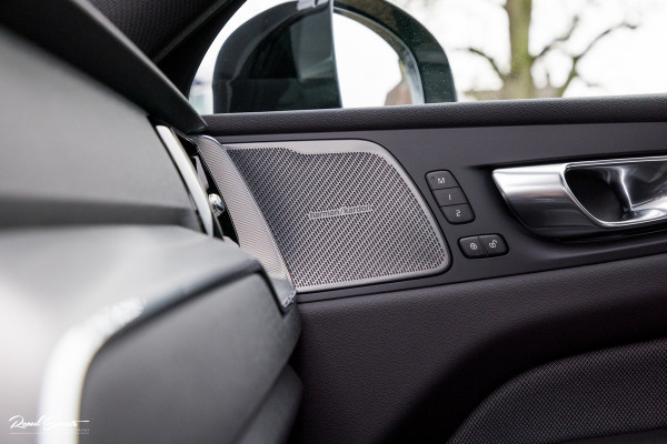 Volvo XC60 2.0 T8 Plug-in hybrid AWD Plus Black Edition Facelift | Zwenkbare trekhaak | Panorama dak | Adaptieve cruise | Harman Kardon | Blis | Memory |