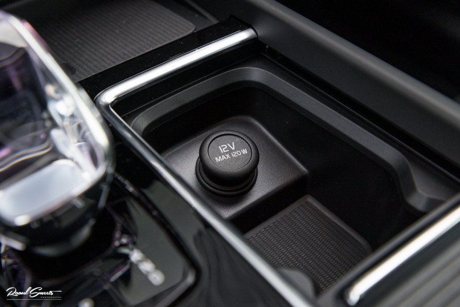 Volvo XC60 2.0 T8 Plug-in hybrid AWD Plus Black Edition Facelift | Zwenkbare trekhaak | Panorama dak | Adaptieve cruise | Harman Kardon | Blis | Memory |