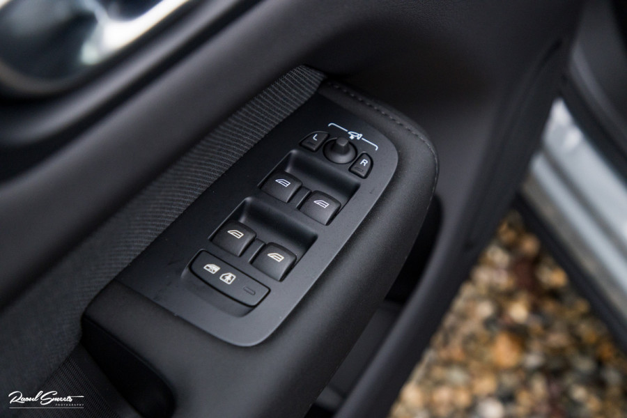 Volvo XC60 2.0 T8 Plug-in hybrid AWD Plus Black Edition Facelift | Zwenkbare trekhaak | Panorama dak | Adaptieve cruise | Harman Kardon | Blis | Memory |