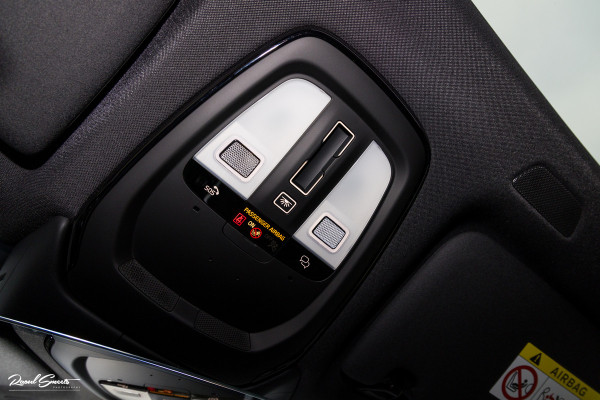 Volvo XC60 2.0 T8 Plug-in hybrid AWD Plus Black Edition Facelift | Zwenkbare trekhaak | Panorama dak | Adaptieve cruise | Harman Kardon | Blis | Memory |
