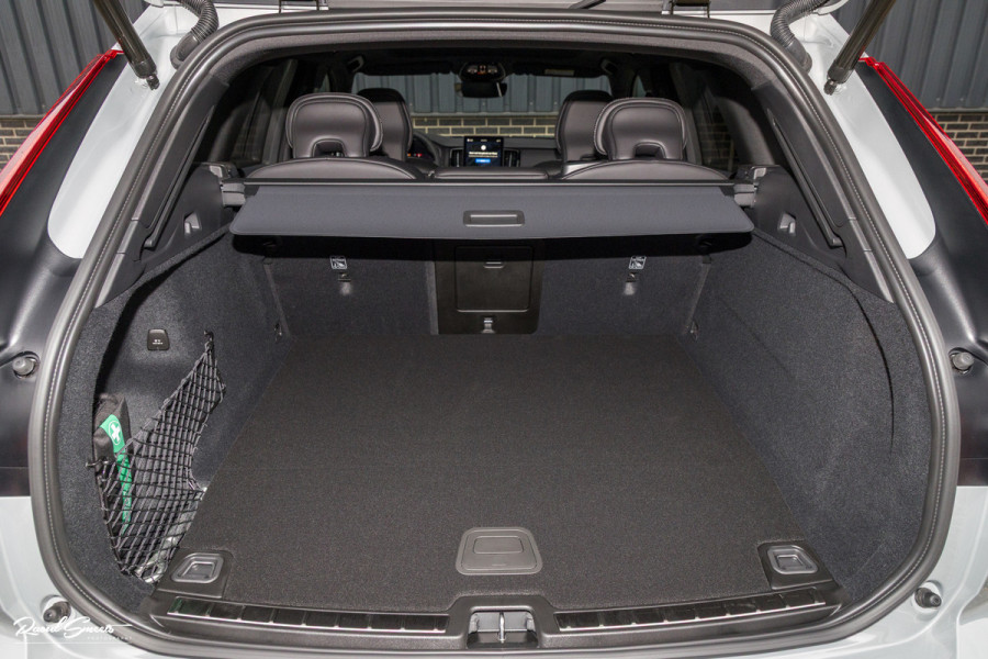 Volvo XC60 2.0 T8 Plug-in hybrid AWD Plus Black Edition Facelift | Zwenkbare trekhaak | Panorama dak | Adaptieve cruise | Harman Kardon | Blis | Memory |