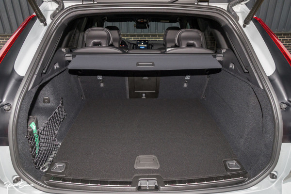 Volvo XC60 2.0 T8 Plug-in hybrid AWD Plus Black Edition Facelift | Zwenkbare trekhaak | Panorama dak | Adaptieve cruise | Harman Kardon | Blis | Memory |