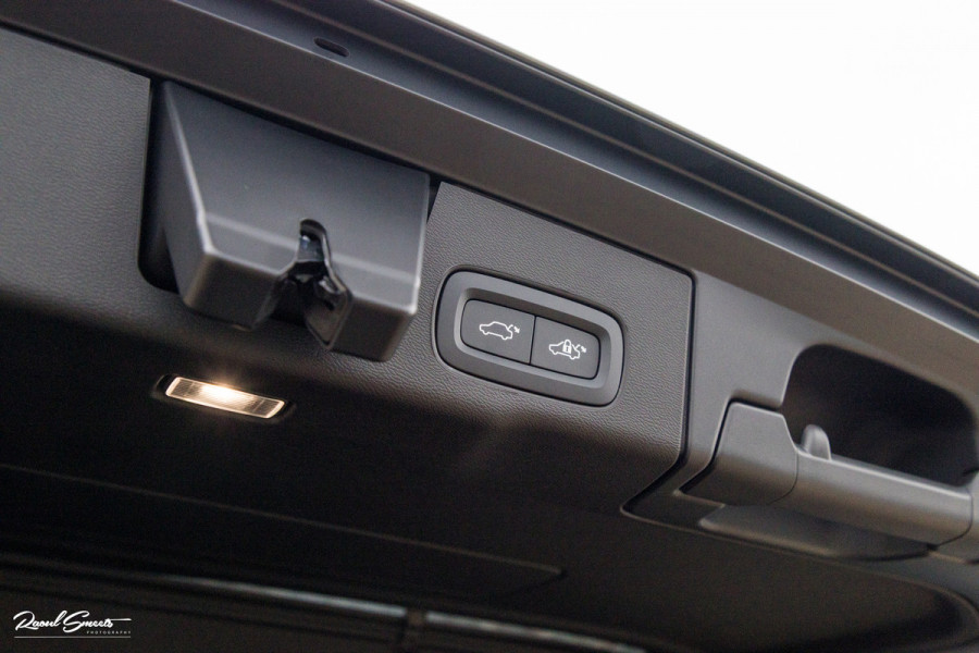 Volvo XC60 2.0 T8 Plug-in hybrid AWD Plus Black Edition Facelift | Zwenkbare trekhaak | Panorama dak | Adaptieve cruise | Harman Kardon | Blis | Memory |