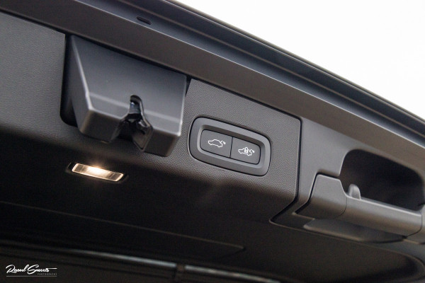Volvo XC60 2.0 T8 Plug-in hybrid AWD Plus Black Edition Facelift | Zwenkbare trekhaak | Panorama dak | Adaptieve cruise | Harman Kardon | Blis | Memory |
