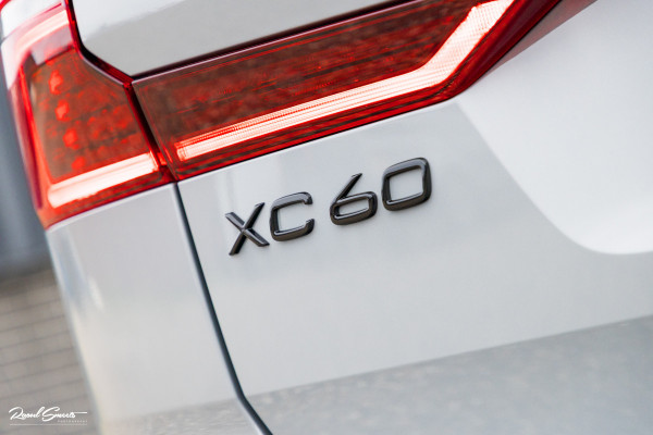 Volvo XC60 2.0 T8 Plug-in hybrid AWD Plus Black Edition Facelift | Zwenkbare trekhaak | Panorama dak | Adaptieve cruise | Harman Kardon | Blis | Memory |