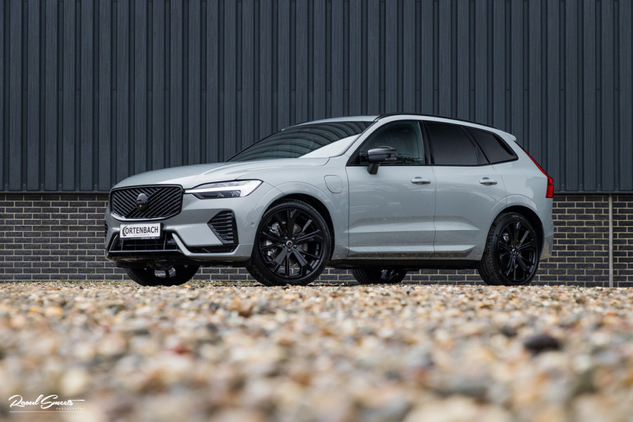 Volvo XC60 2.0 T8 Plug-in hybrid AWD Plus Black Edition Facelift | Zwenkbare trekhaak | Panorama dak | Adaptieve cruise | Harman Kardon | Blis | Memory |