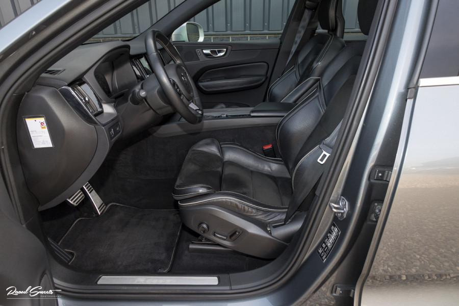 Volvo XC60 2.0 T5 R-Design | Adaptieve cruise | Zwenkbare trekhaak | Panoramadak | Blis |