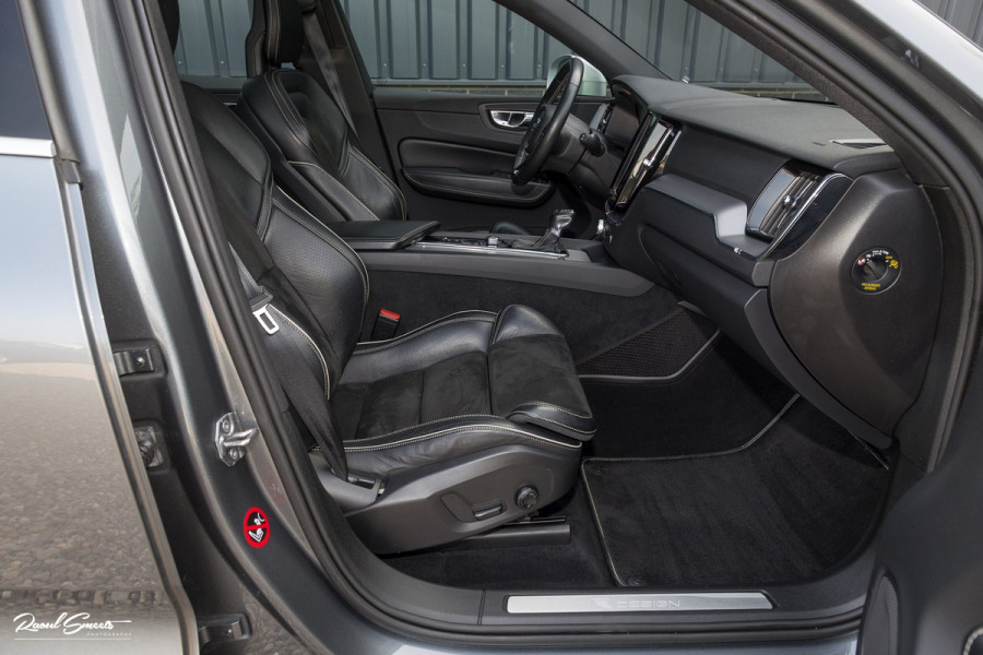 Volvo XC60 2.0 T5 R-Design | Adaptieve cruise | Zwenkbare trekhaak | Panoramadak | Blis |