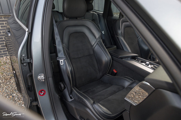 Volvo XC60 2.0 T5 R-Design | Adaptieve cruise | Zwenkbare trekhaak | Panoramadak | Blis |