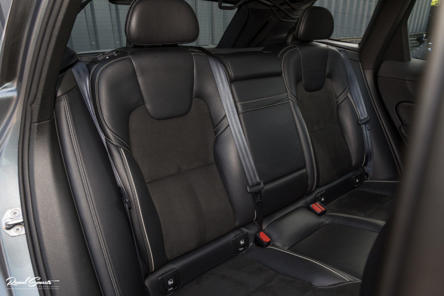 Volvo XC60 2.0 T5 R-Design | Adaptieve cruise | Zwenkbare trekhaak | Panoramadak | Blis |