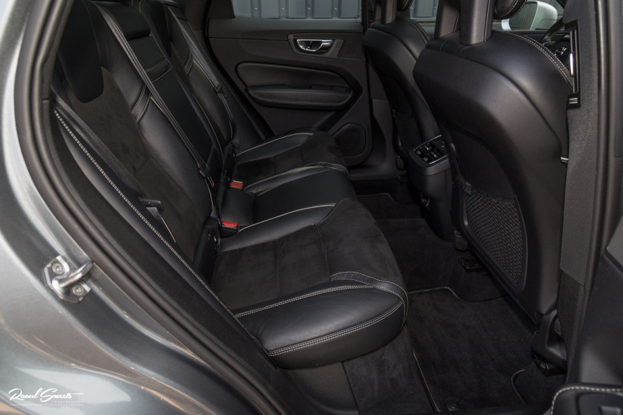 Volvo XC60 2.0 T5 R-Design | Adaptieve cruise | Zwenkbare trekhaak | Panoramadak | Blis |