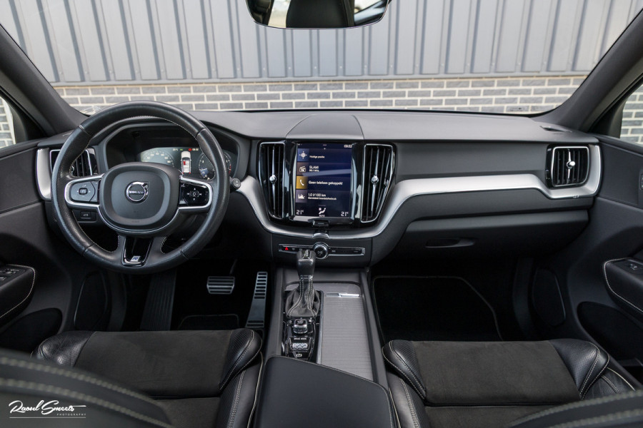 Volvo XC60 2.0 T5 R-Design | Adaptieve cruise | Zwenkbare trekhaak | Panoramadak | Blis |