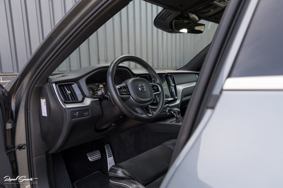 Volvo XC60 2.0 T5 R-Design | Adaptieve cruise | Zwenkbare trekhaak | Panoramadak | Blis |