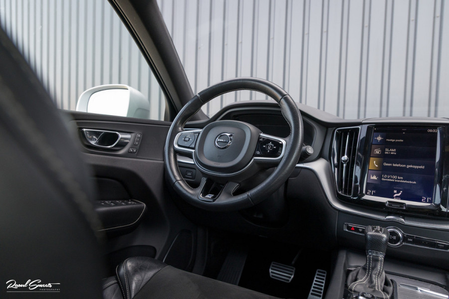 Volvo XC60 2.0 T5 R-Design | Adaptieve cruise | Zwenkbare trekhaak | Panoramadak | Blis |
