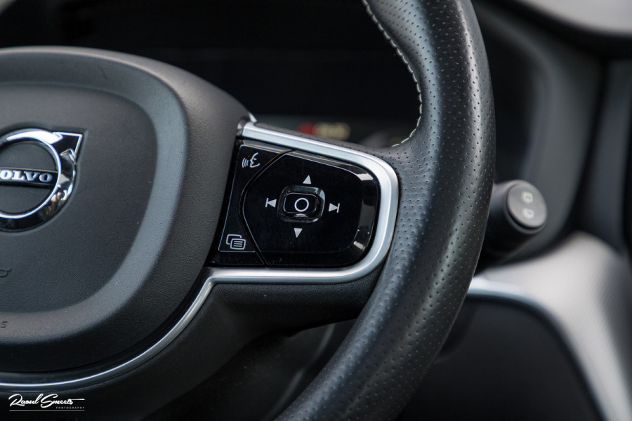 Volvo XC60 2.0 T5 R-Design | Adaptieve cruise | Zwenkbare trekhaak | Panoramadak | Blis |
