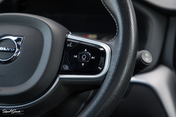 Volvo XC60 2.0 T5 R-Design | Adaptieve cruise | Zwenkbare trekhaak | Panoramadak | Blis |
