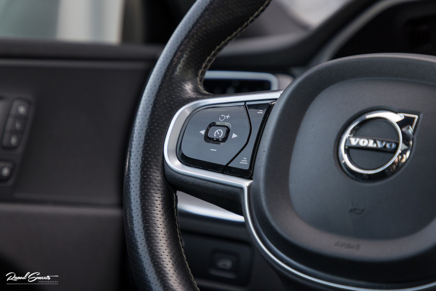 Volvo XC60 2.0 T5 R-Design | Adaptieve cruise | Zwenkbare trekhaak | Panoramadak | Blis |