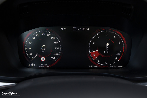 Volvo XC60 2.0 T5 R-Design | Adaptieve cruise | Zwenkbare trekhaak | Panoramadak | Blis |