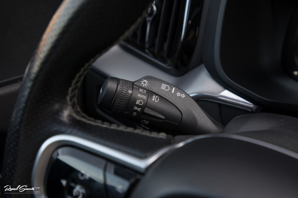 Volvo XC60 2.0 T5 R-Design | Adaptieve cruise | Zwenkbare trekhaak | Panoramadak | Blis |