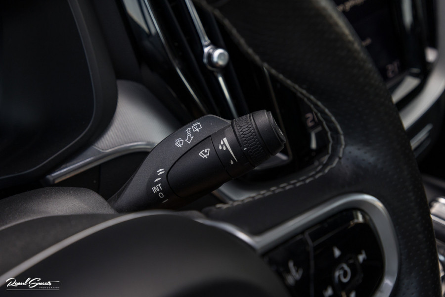 Volvo XC60 2.0 T5 R-Design | Adaptieve cruise | Zwenkbare trekhaak | Panoramadak | Blis |