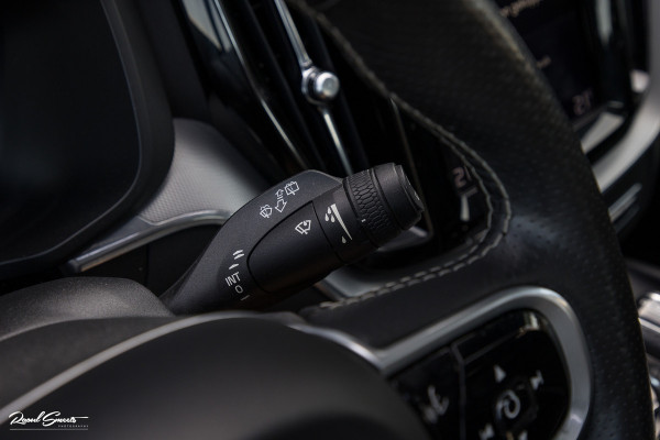 Volvo XC60 2.0 T5 R-Design | Adaptieve cruise | Zwenkbare trekhaak | Panoramadak | Blis |