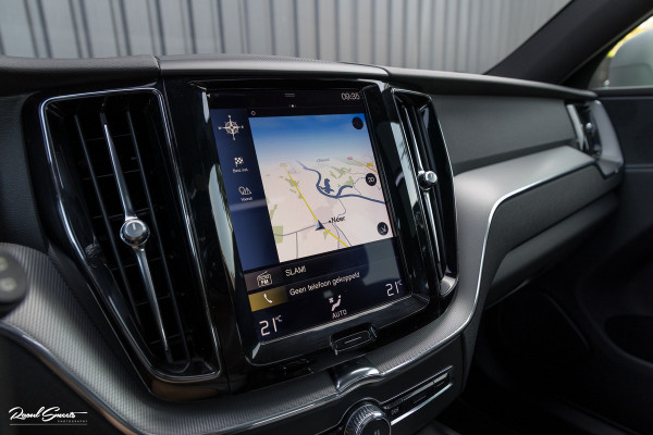 Volvo XC60 2.0 T5 R-Design | Adaptieve cruise | Zwenkbare trekhaak | Panoramadak | Blis |