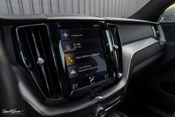 Volvo XC60 2.0 T5 R-Design | Adaptieve cruise | Zwenkbare trekhaak | Panoramadak | Blis |