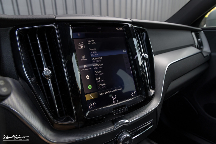 Volvo XC60 2.0 T5 R-Design | Adaptieve cruise | Zwenkbare trekhaak | Panoramadak | Blis |