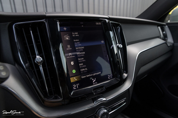 Volvo XC60 2.0 T5 R-Design | Adaptieve cruise | Zwenkbare trekhaak | Panoramadak | Blis |
