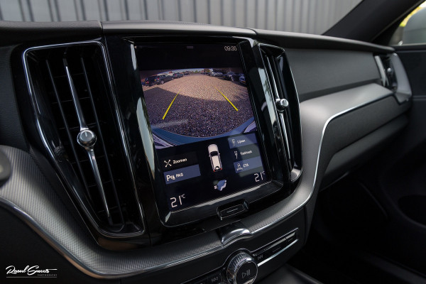 Volvo XC60 2.0 T5 R-Design | Adaptieve cruise | Zwenkbare trekhaak | Panoramadak | Blis |