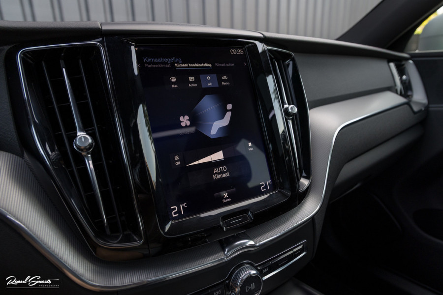 Volvo XC60 2.0 T5 R-Design | Adaptieve cruise | Zwenkbare trekhaak | Panoramadak | Blis |