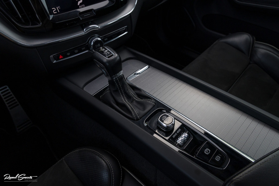 Volvo XC60 2.0 T5 R-Design | Adaptieve cruise | Zwenkbare trekhaak | Panoramadak | Blis |