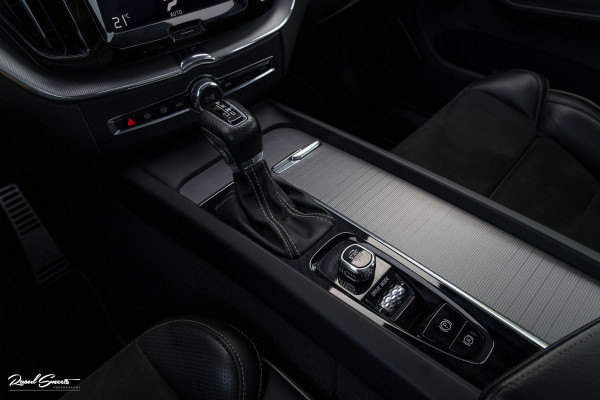 Volvo XC60 2.0 T5 R-Design | Adaptieve cruise | Zwenkbare trekhaak | Panoramadak | Blis |
