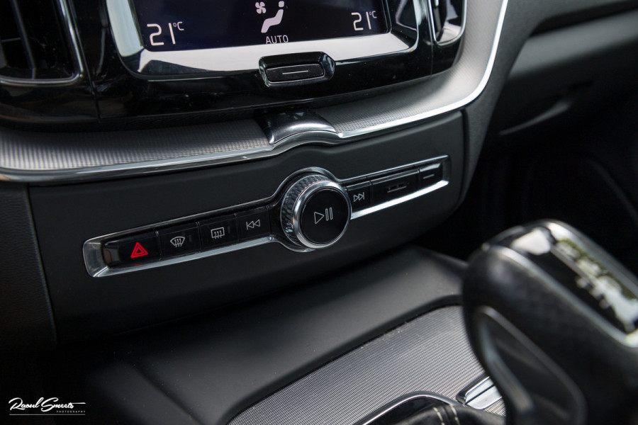 Volvo XC60 2.0 T5 R-Design | Adaptieve cruise | Zwenkbare trekhaak | Panoramadak | Blis |