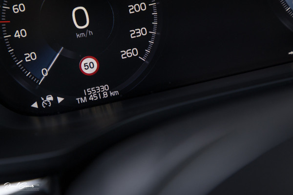 Volvo XC60 2.0 T5 R-Design | Adaptieve cruise | Zwenkbare trekhaak | Panoramadak | Blis |