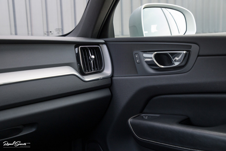 Volvo XC60 2.0 T5 R-Design | Adaptieve cruise | Zwenkbare trekhaak | Panoramadak | Blis |
