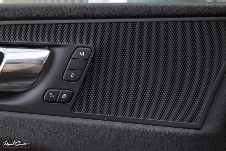 Volvo XC60 2.0 T5 R-Design | Adaptieve cruise | Zwenkbare trekhaak | Panoramadak | Blis |