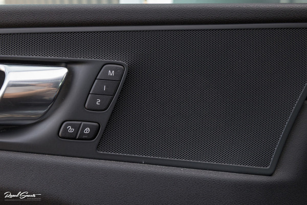 Volvo XC60 2.0 T5 R-Design | Adaptieve cruise | Zwenkbare trekhaak | Panoramadak | Blis |